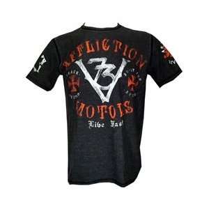 Affliction Ace of Spades Reversible T Shirt:  Sports 