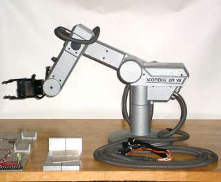 Conectamos este brazo de robot con un colgante y un controlador para 