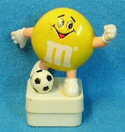 D350 1992 M&MS YELLOW PLAIN SOCCER PLAYER CANDY TOPPER  