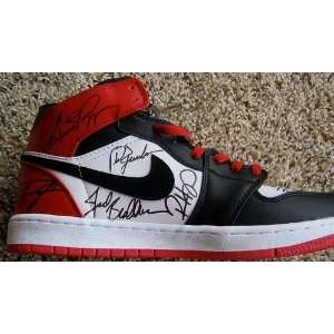 Chicago Bulls 1995/1996 Team Autographed / Signed Michael Jordan Shoe 