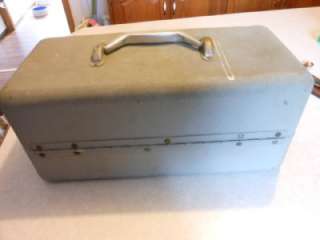 VINTAGE UNKNOWN ALUMINUM TACKLE BOX IN VERY GOOD CONDITION AS SHOWN 