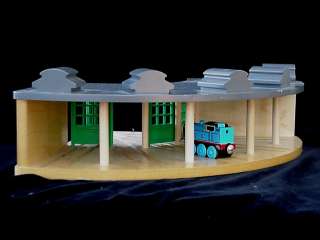 THOMAS AND FRIENDS TANK ENGINE ROUNDHOUSE TRAIN DEPOT STATION BATTERY 