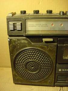VINTAGE SANYO MODEL M9920 2 AM/FM CASSETTE BOOMBOX RADIO. SELLING AS 