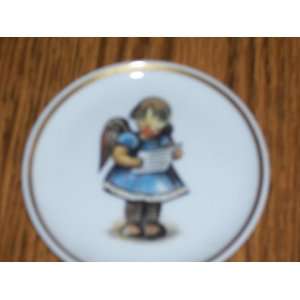 Berta Hummel Museum Miniature Plate, 1983 Angel Holding 